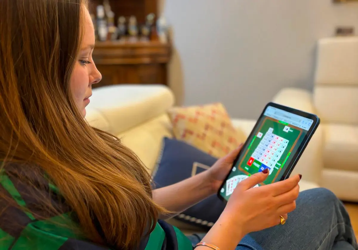 Άτομο που παίζει μπριτζ